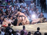 優勝決定ともえ戦、安青錦（右）が寄り切りで霧島を破る。左は熱海富士　