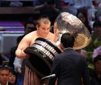 総理大臣杯を手にする安青錦（撮影・佐々木彰尚）