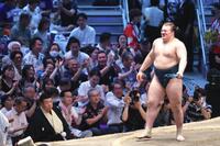 優勝決定ともえ戦を制し、３度目の優勝を果たした安青錦