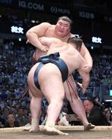 優勝決定ともえ戦、熱海富士（奥）が寄り切りで安青錦に敗れる