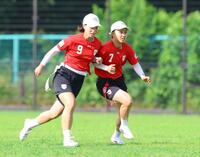 練習で汗を流す中畑友里（左）と近江佑璃夏（撮影・石井剣太郎）