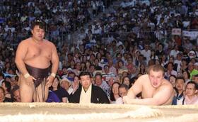 霧島（左）を破り優勝を決めた安青錦（撮影・佐々木彰尚）
