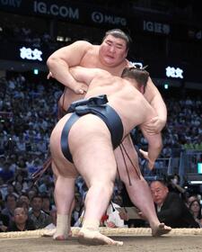 優勝決定ともえ戦、熱海富士（奥）が寄り切りで安青錦に敗れる