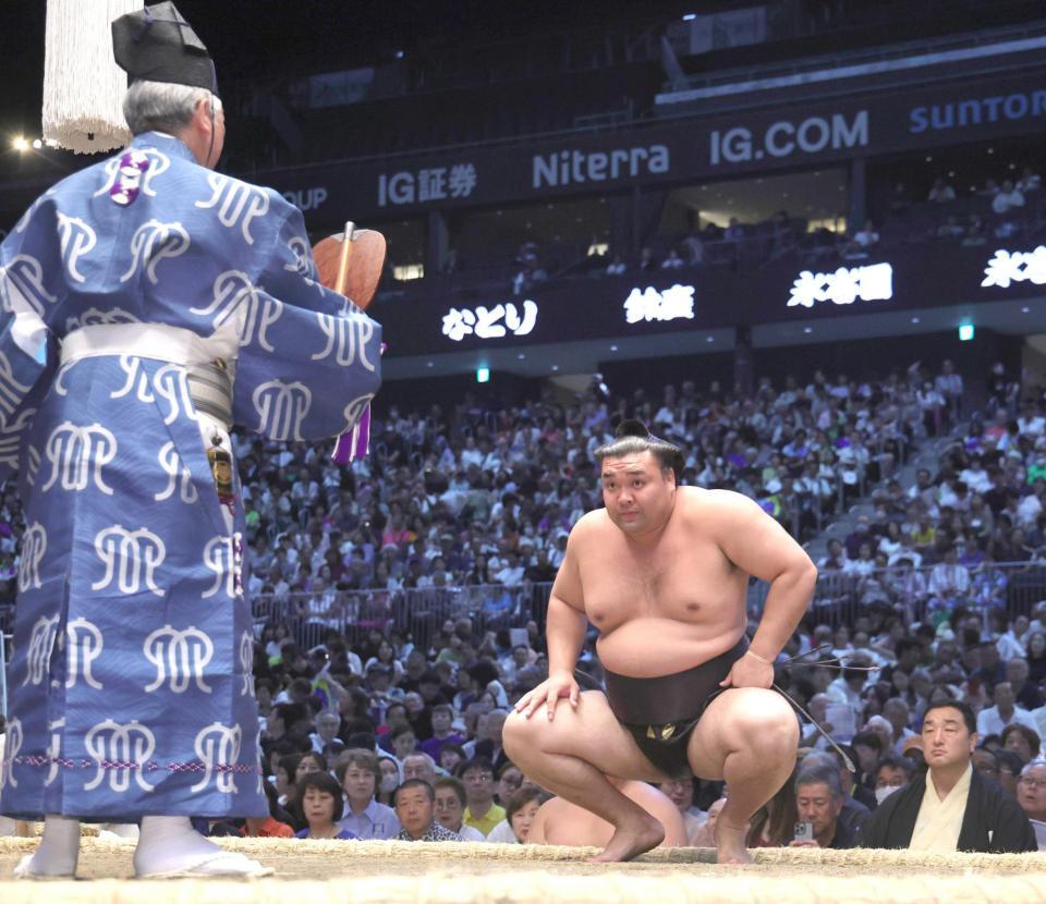 　豊昇龍の休場で不戦勝となり、勝ち名乗りを受ける霧島
