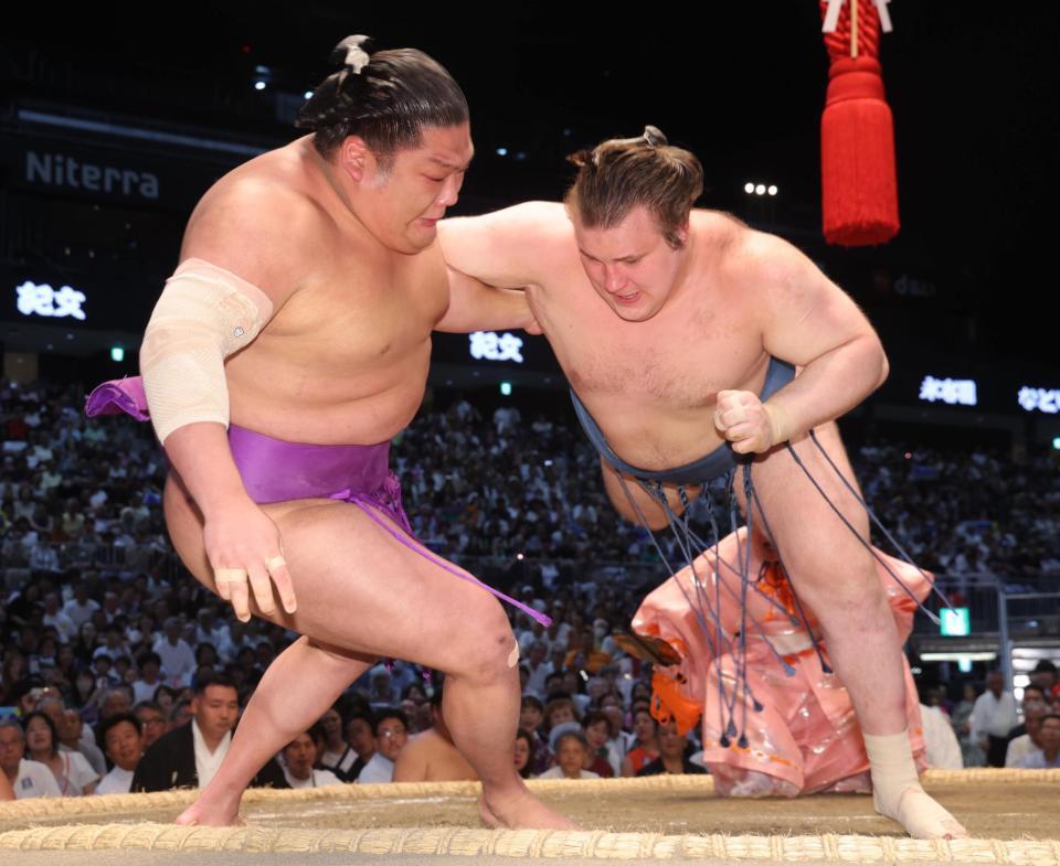 尊富士（左）を寄り倒しで下す安青錦（撮影・佐々木彰尚）