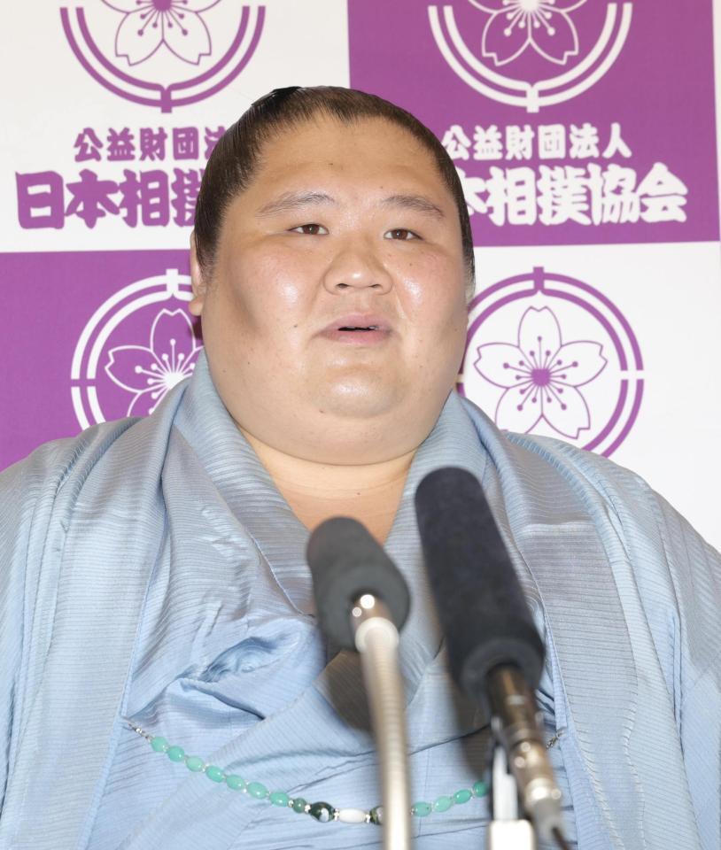 引退会見をする大翔丸（撮影・佐々木彰尚）