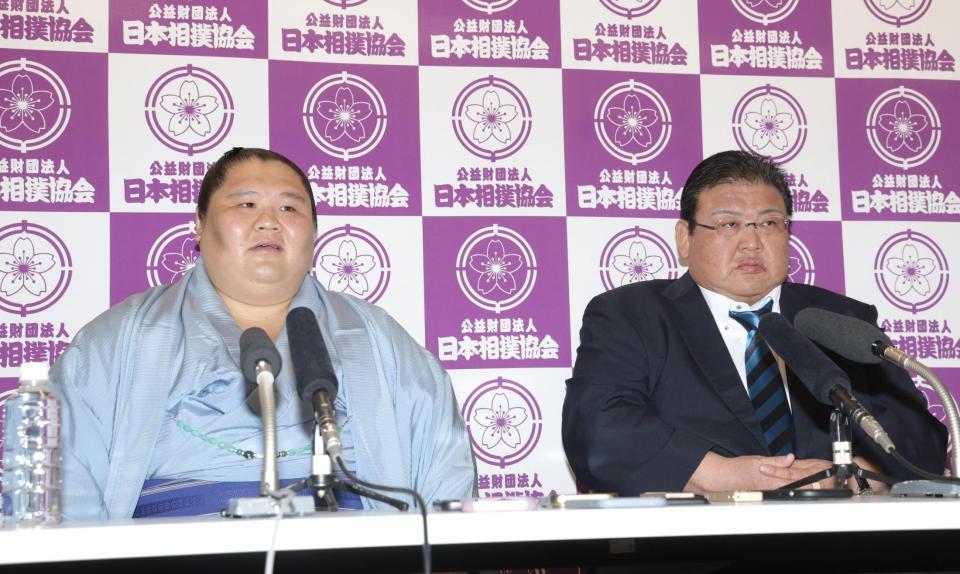 引退会見をする大翔丸（左）。同席する追手風親方（撮影・佐々木彰尚）