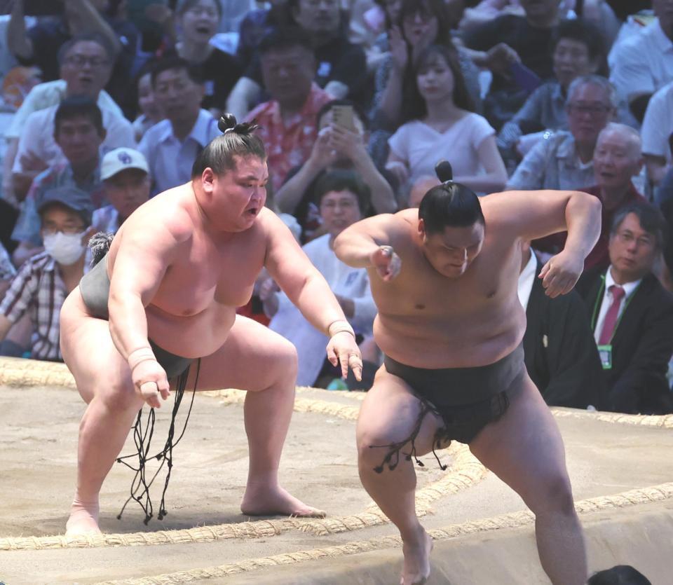 幕下優勝決定戦、旭富士（左）が寄り切りで若雅を下す