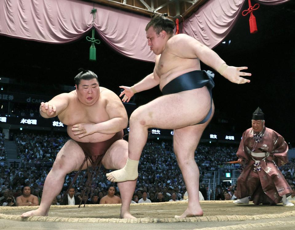 熱海富士（左）が押し出しで安青錦を破る