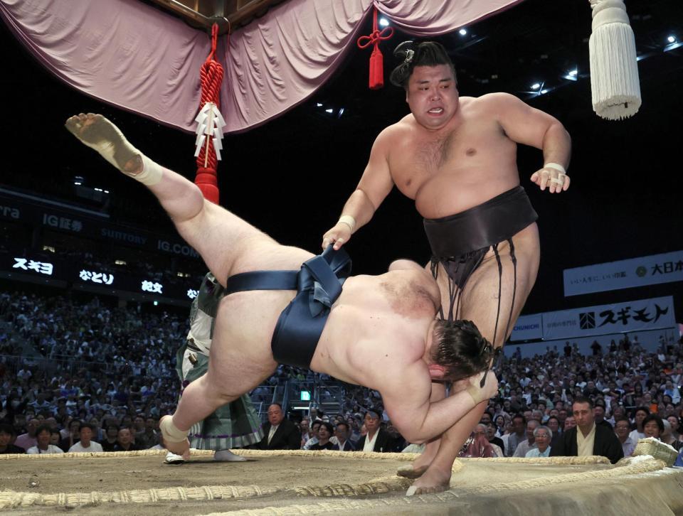 優勝決定ともえ戦、安青錦（左）が寄り切りで霧島を破る