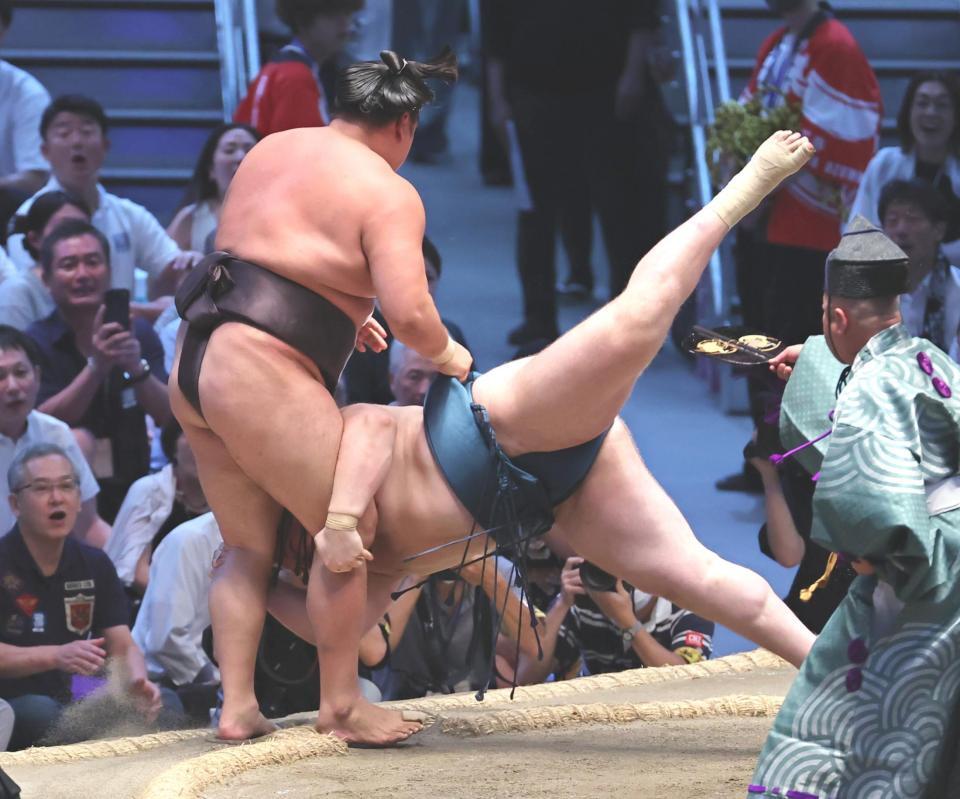 優勝決定ともえ戦、安青錦（右）が寄り切りで霧島を破る