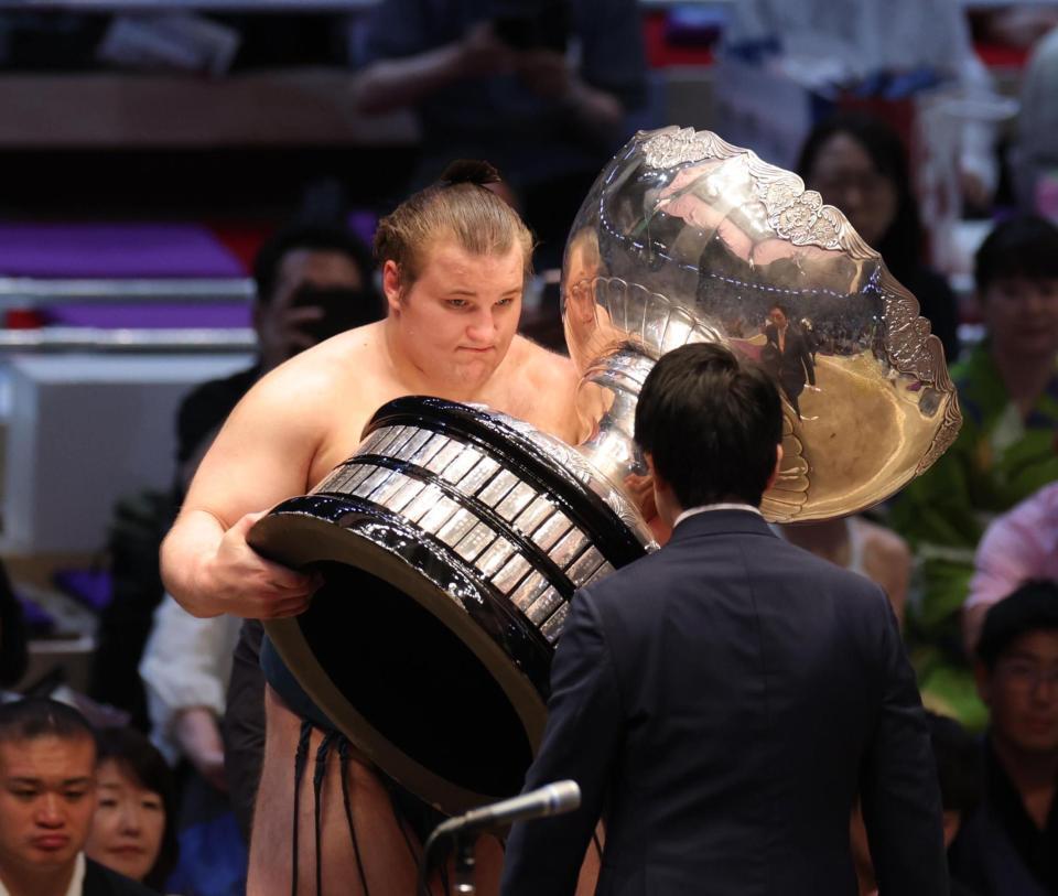総理大臣杯を手にする安青錦（撮影・佐々木彰尚）