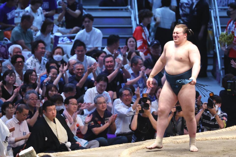 優勝決定ともえ戦を制し、３度目の優勝を果たした安青錦