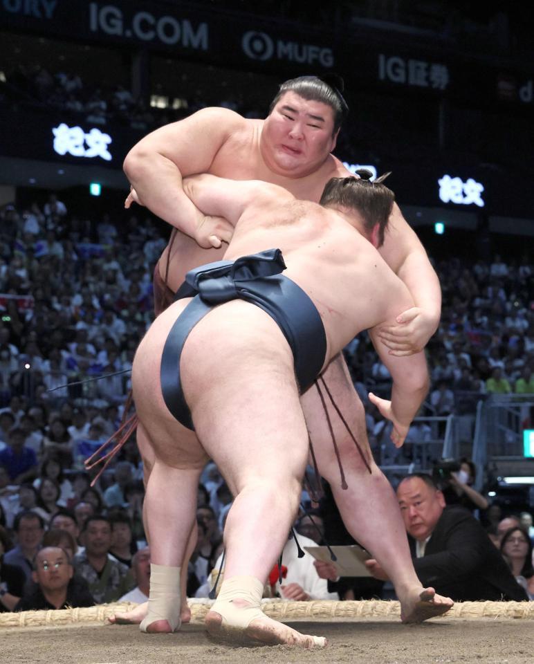 優勝決定ともえ戦、熱海富士（奥）が寄り切りで安青錦に敗れる