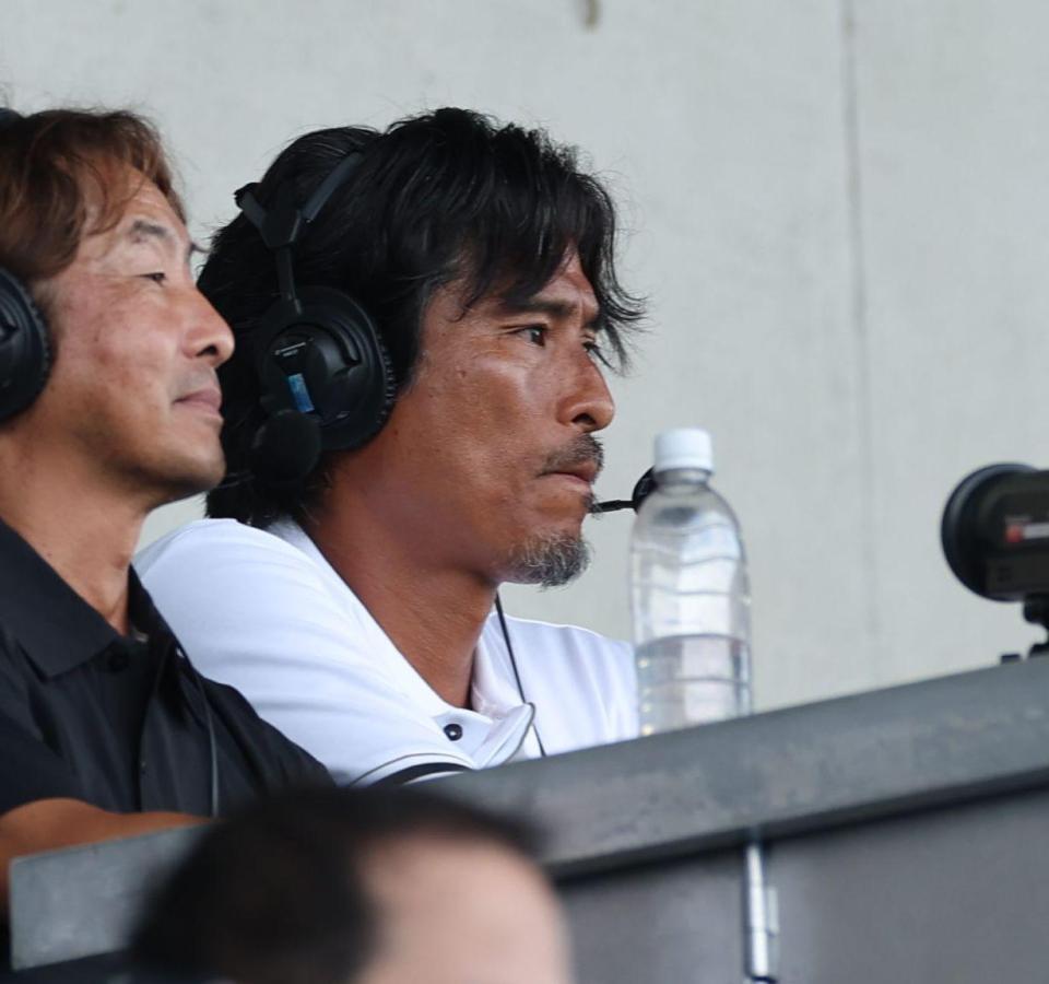 愛娘の試合を実況席で見る中沢佑二氏（撮影・金田祐二）