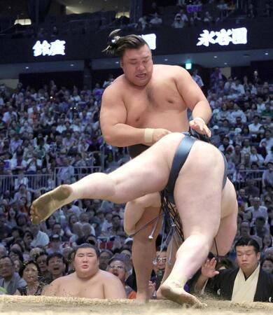 　優勝決定ともえ戦、霧島が寄り切りで安青錦に敗れる。左下は熱海富士
