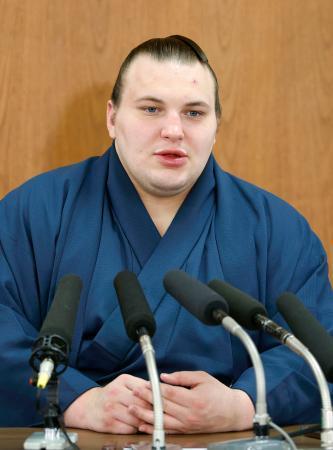 　大相撲名古屋場所での優勝から一夜明け、記者会見する安青錦＝２７日、愛知県日進市