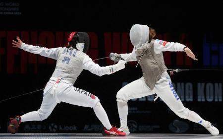 　女子フルーレ個人の準決勝で攻め込む上野優佳（左）＝香港（ロイター＝共同）