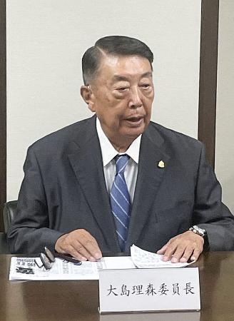 　横綱審議委員会定例会合後に記者会見する大島理森委員長＝２７日、両国国技館