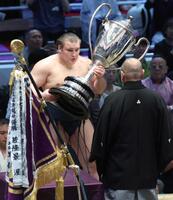 　八角理事長（手前）から賜杯を受け取る安青錦