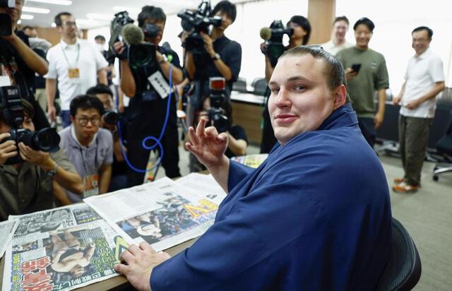 　３度目の優勝を果たした大相撲名古屋場所千秋楽から一夜明け、記者会見でポーズをとる安青錦