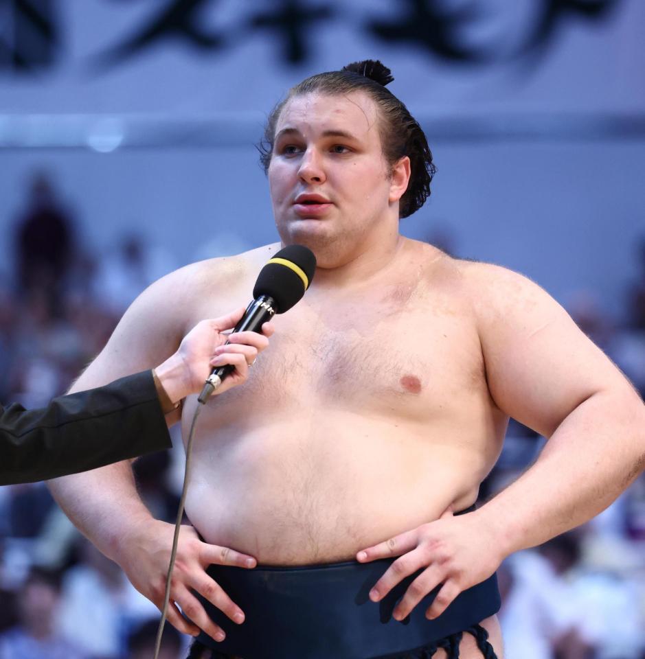 優勝決定ともえ戦を制しインタビューに答える安青錦