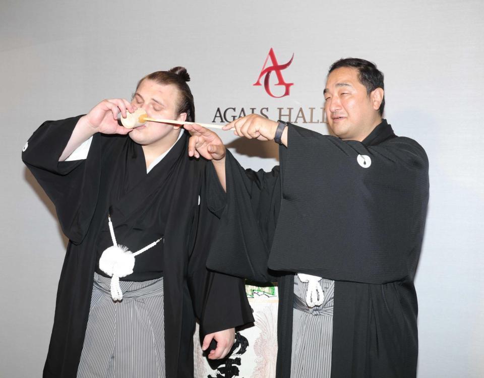 　安治川親方（右）に水をつけてもらう安青錦（撮影・佐々木彰尚）