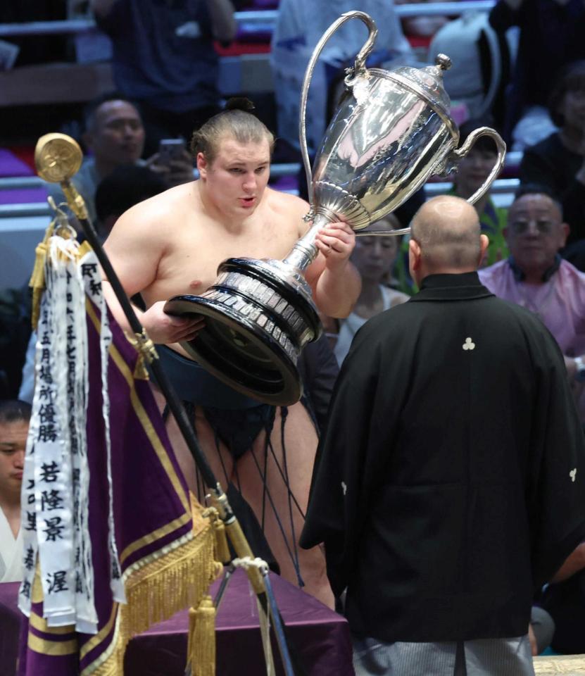 　八角理事長（手前）から賜杯を受け取る安青錦