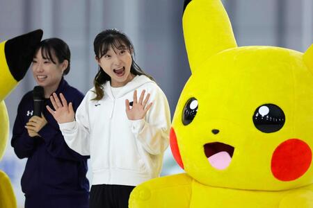　シスメックス神戸アイスキャンパスの開場１周年記念イベントに登場した坂本花織さん（右）と三原舞依さん
