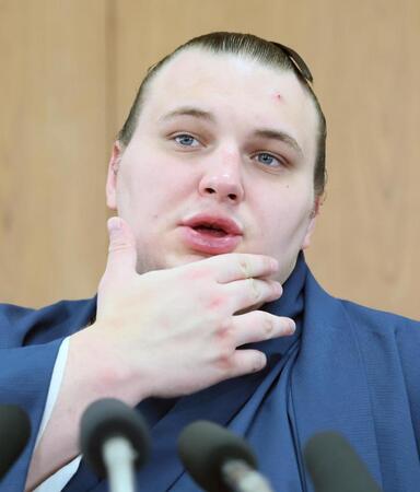 　大相撲名古屋場所での優勝から一夜明け、記者会見する安青錦