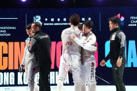 　男子フルーレ団体の３位決定戦後にねぎらい合う日本。４位に終わった＝香港（共同）