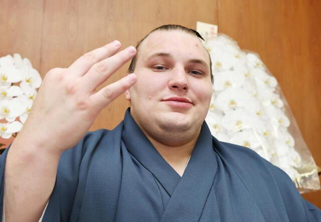　３度目の優勝から一夜明け、記者会見でポーズをとる安青錦