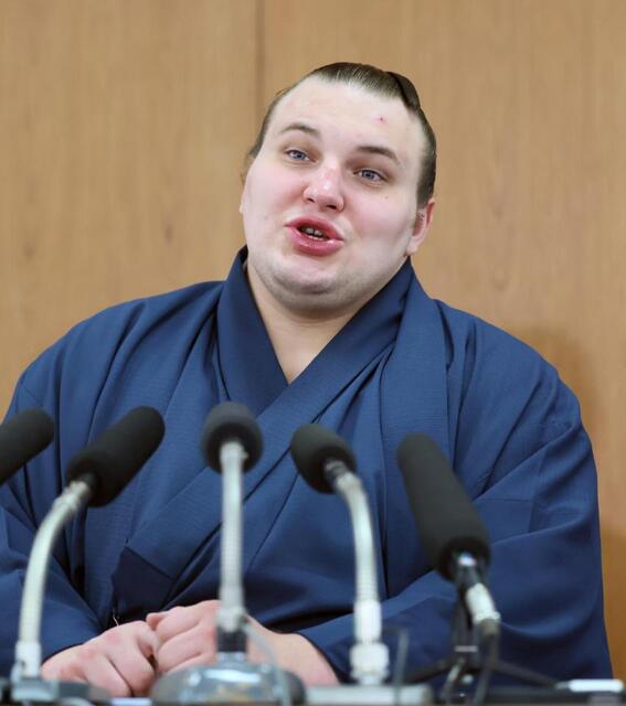 　大相撲名古屋場所での優勝から一夜明け、記者会見する安青錦