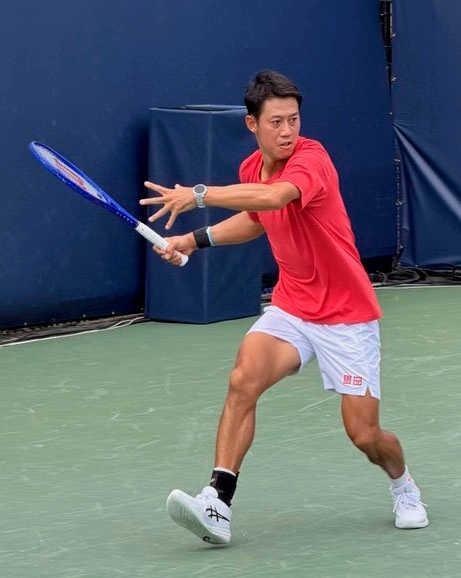 　試合会場で練習する錦織圭（共同）