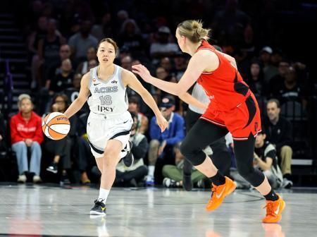 　ＷＮＢＡのファイア戦でドリブルで攻めるエースズの山本（左）＝ラスベガス（ゲッティ＝共同）