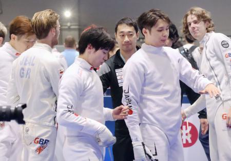 　男子エペ団体で初戦敗退し肩を落とす加納虹輝（手前左）と山田優（同右）＝香港（共同）