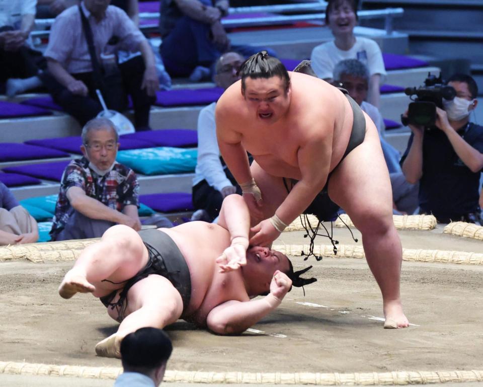 時不動（上）は肩透かしで丹治を下す＝２２日
