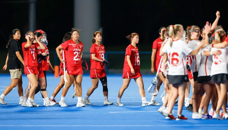 準々決勝でカナダに敗れ肩を落とす日本代表の選手たち