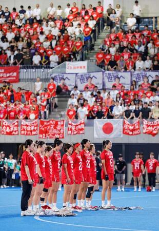 　準々決勝のカナダ戦を前に、令和８年熊本地震の犠牲者を悼み黙とうする日本代表の選手と観客＝大井ホッケー競技場
