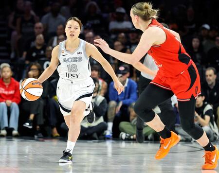 　ＷＮＢＡのファイア戦でドリブルで攻めるエースズの山本（左）（ゲッティ＝共同）