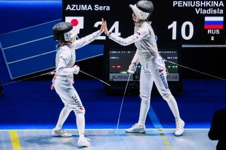　女子フルーレ団体の準々決勝でロシア選手と対戦した東晟良（左）＝香港（タス＝共同）