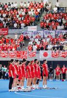 　準々決勝のカナダ戦を前に、令和８年熊本地震の犠牲者を悼み黙とうする日本代表の選手と観客＝大井ホッケー競技場