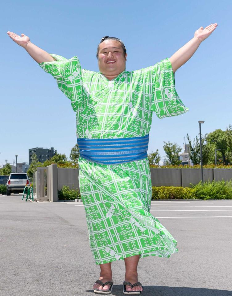 　新十両に昇進が決まり、出身地の焼津市の「Ｙ」ポーズをする時不動