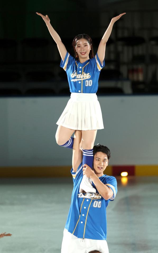 初プロデュースのアイスショーで演技する三浦璃来さんと木原龍一さん（撮影・伊藤笙子）
