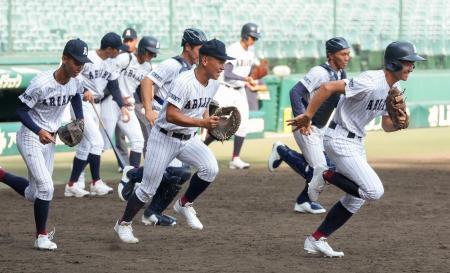 　グラウンドに駆け出す有明高ナイン＝３１日、甲子園球場