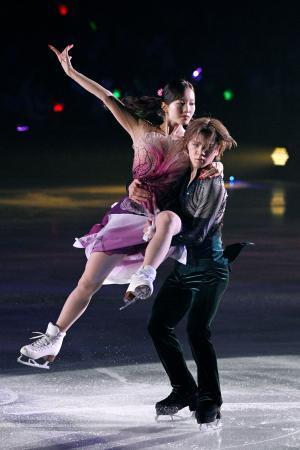 　アイスショー「Ｉｃｅ　Ｂｒａｖｅ-Ａ　ＴＵＲＮＩＮＧ　ＳＥＡＳＯＮ-」で「四季」を披露する本田真凜（左）、宇野昌磨組＝愛・地球博記念公園アイススケート場