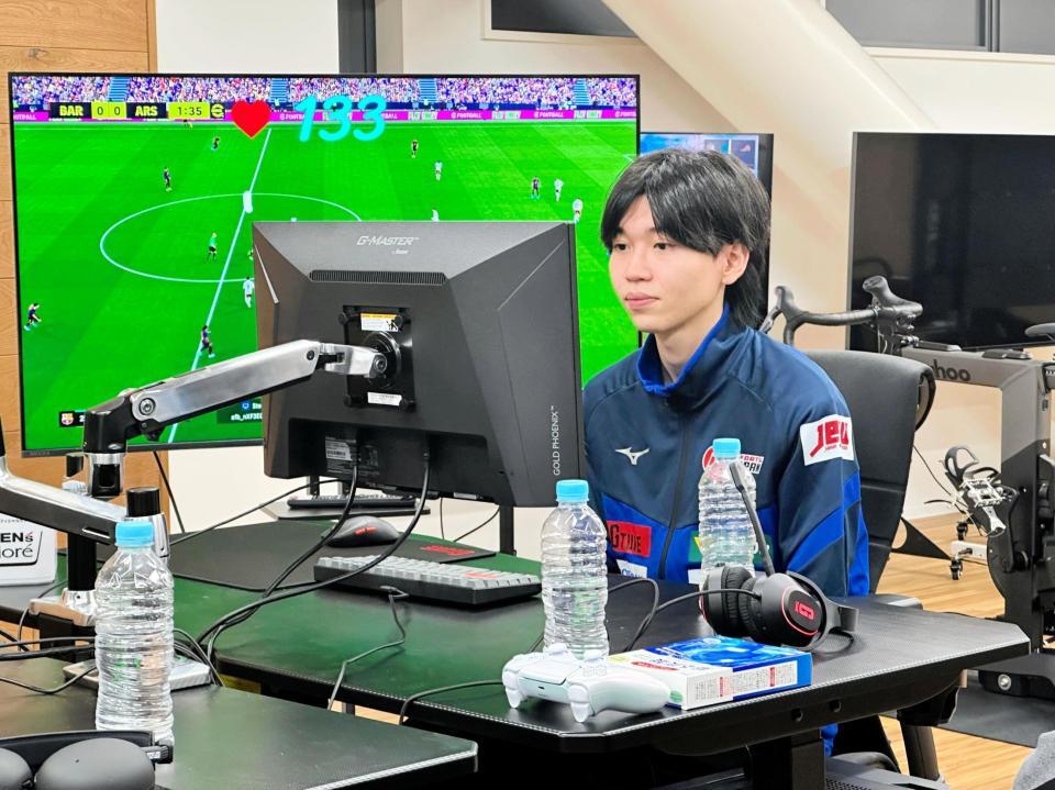 「ｅＦｏｏｔｂａｌｌ」をプレーする貴田英貢也