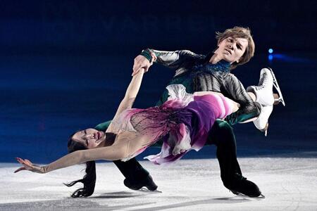 　アイスショー「Ｉｃｅ　Ｂｒａｖｅ－Ａ　ＴＵＲＮＩＮＧ　ＳＥＡＳＯＮ－」で「四季」を披露する本田真凜（手前）、宇野昌磨組＝愛・地球博記念公園アイススケート場