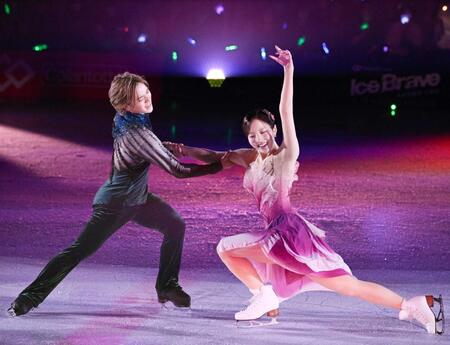 　アイスショー「Ｉｃｅ　Ｂｒａｖｅ－Ａ　ＴＵＲＮＩＮＧ　ＳＥＡＳＯＮ－」で「四季」を披露する本田真凜（手前）、宇野昌磨組