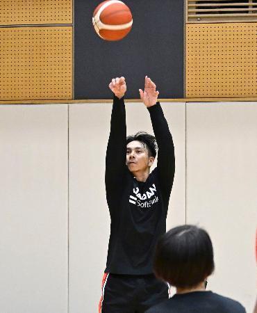　シュート練習するバスケットボール男子日本代表の津屋＝１日、味の素ナショナルトレーニングセンター
